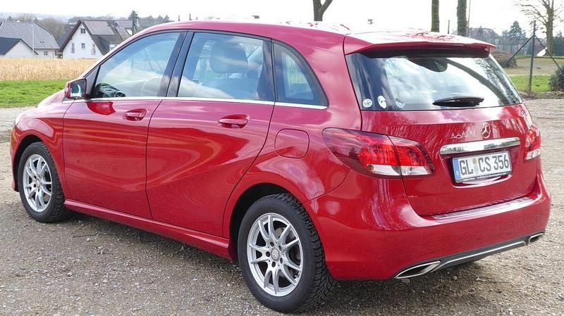 Gebraucht Mercedes B180 122 PS (89 kW) 2016 Rot Van / Kleinbus