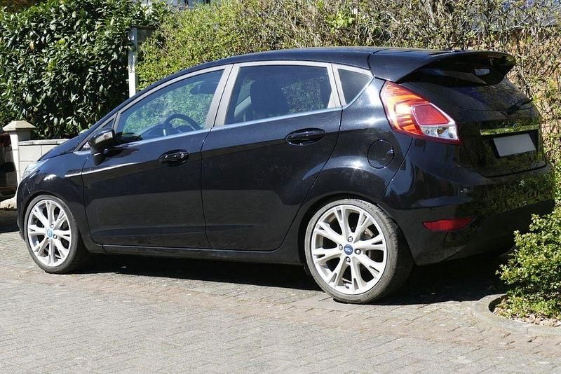 Gebraucht Ford Fiesta Titanium 101 PS (74 kW) 2015 Schwarz Limousine