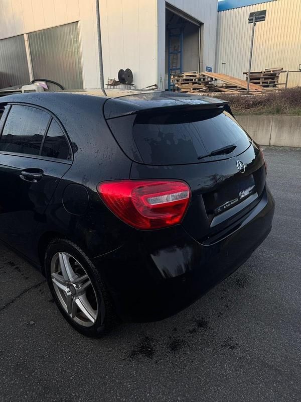 Gebraucht Mercedes A180 122 PS (89 kW) 2013 Schwarz Limousine