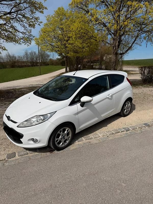 Gebraucht Ford Fiesta 95 PS (69 kW) 2012 Weiß Kleinwagen