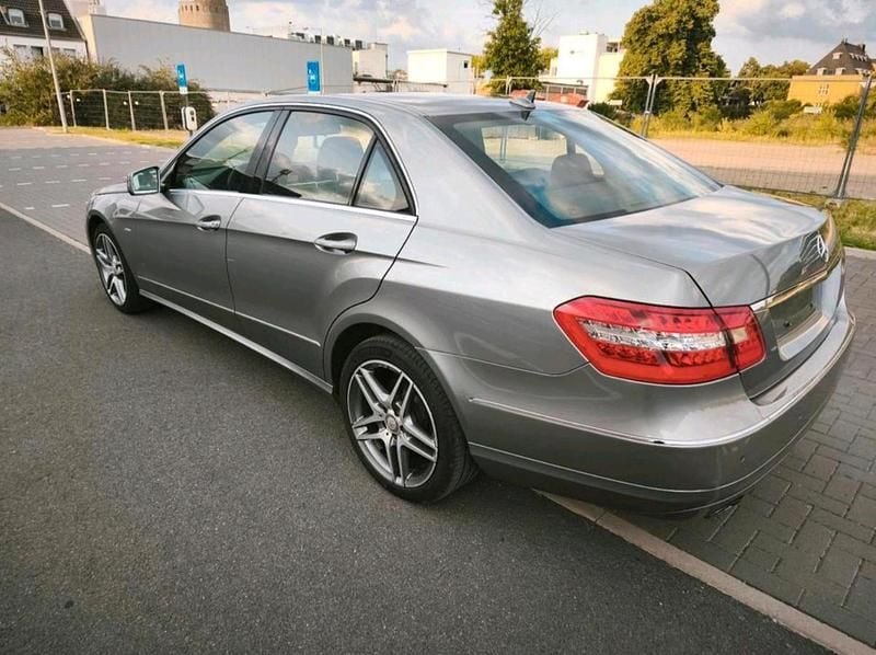 Gebraucht Mercedes E300 Avantgarde 204 PS (150 kW) 2010 Grau Limousine