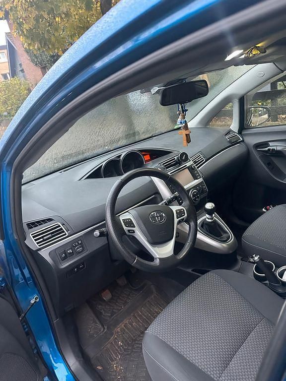 Gebraucht Toyota Verso Executive 177 PS (130 kW) 2013 Blau Van / Kleinbus