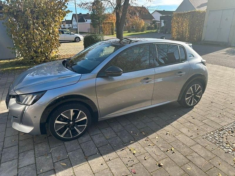 Grau Gebraucht 2021 Peugeot e-208 GT Kleinwagen | 15.999 € (Guter Preis) - Bild 1/4