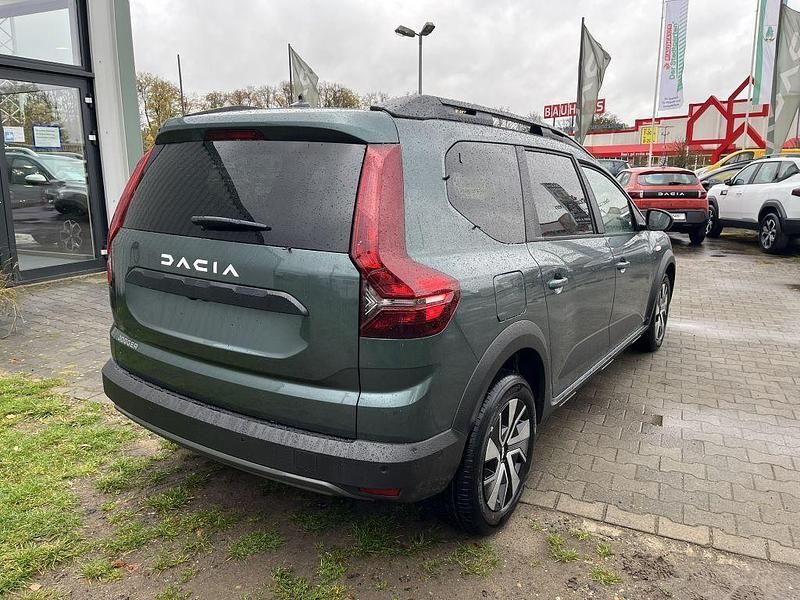 Neu Dacia Jogger Expression 91 PS (66 kW) 2025 Grün Van / Kleinbus