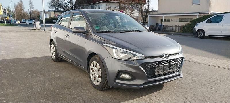 Gebraucht Hyundai i20 Select 75 PS (55 kW) 2019 Braun Kleinwagen