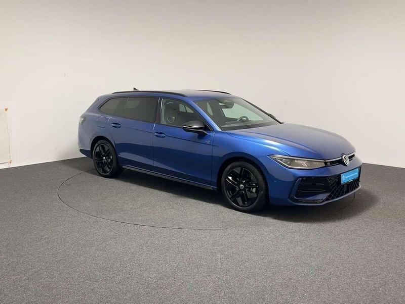 Gebraucht VW Passat R-line 150 PS (110 kW) 2025 Reef blue metallic Kombi