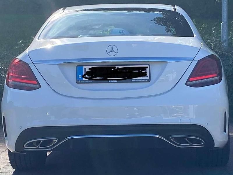 Weiß Gebraucht 2020 Mercedes C180 AMG line Limousine | 23.500 € (Fairer Preis) - Bild 1/4