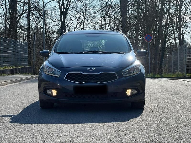 Gebraucht Kia Ceed 128 PS (94 kW) 2014 Braun Kleinwagen