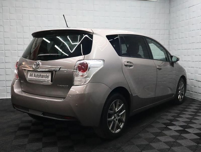 Gebraucht Toyota Verso Executive 150 PS (110 kW) 2014 Braun Van / Kleinbus