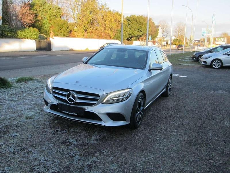 Iridiumsilber Gebraucht 2018 Mercedes C180 Kombi | 19.990 € (Guter Preis) - Bild 1/4
