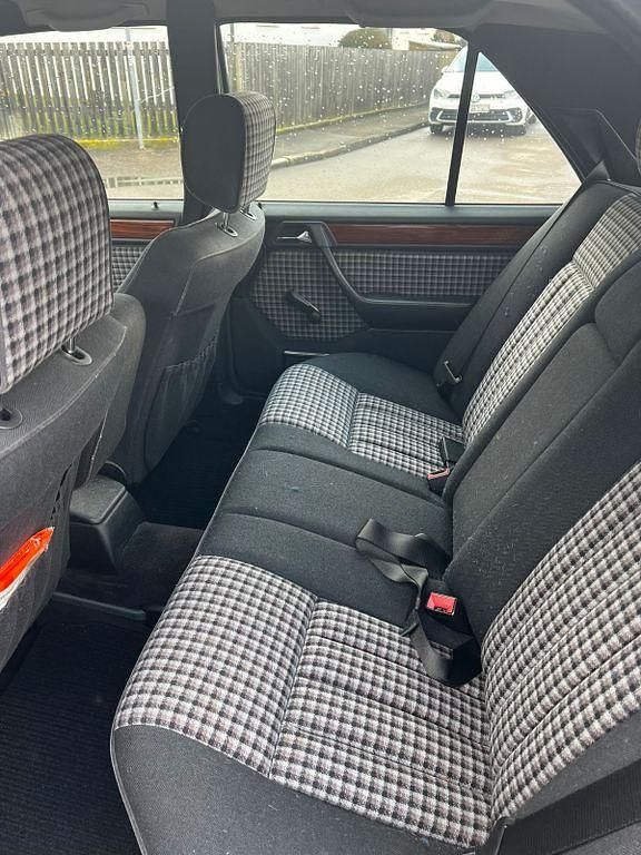 Gebraucht Mercedes 220 150 PS (110 kW) 1994 Schwarz Limousine