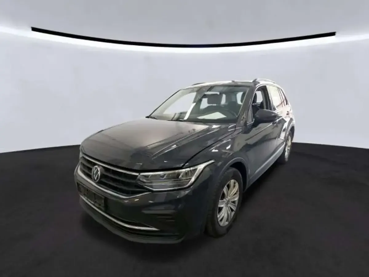 Gebraucht VW Tiguan Life 150 PS (110 kW) 2021 Uranograu SUV