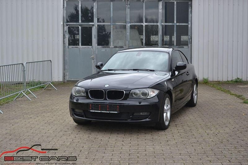 Schwarz Gebraucht 2011 BMW 120 Coupé Advantage Coupé | 6.950 € (Fairer Preis) - Bild 1/4