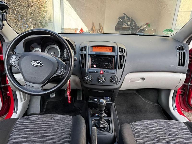 Rot Gebraucht 2007 Kia Ceed EX Kleinwagen | 1.300 € (Fairer Preis) - Bild 1/4