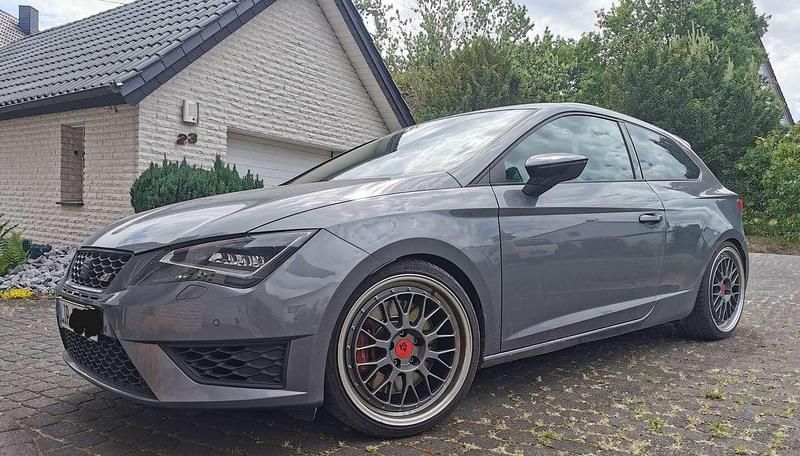 Grau Gebraucht 2015 Seat Leon SC Kleinwagen | 16.000 € - Bild 1/4