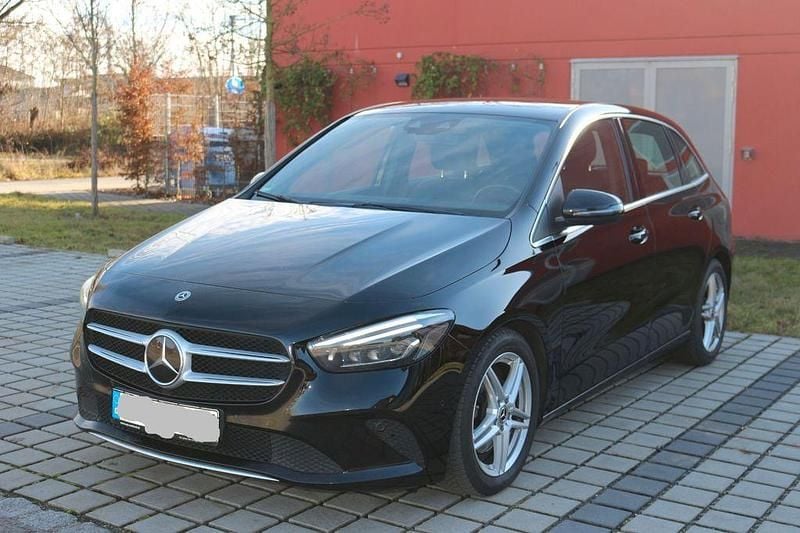 Schwarz Gebraucht 2020 Mercedes B220 Van / Kleinbus | 17.680 € (Fairer Preis) - Bild 1/4