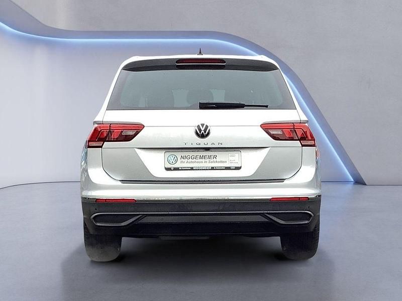 Gebraucht VW Tiguan Life 150 PS (110 kW) 2024 Silber SUV