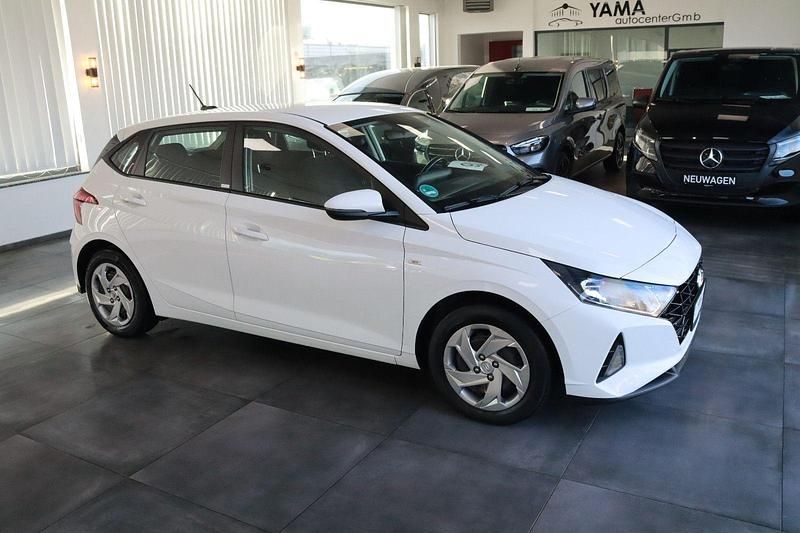 Gebraucht Hyundai i20 Select 101 PS (74 kW) 2020 Weiß Kleinwagen