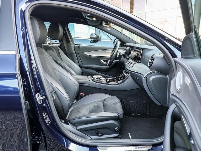 Gebraucht Mercedes E400 AMG 340 PS (250 kW) 2019 Blau / cavansitblau (metallic) Limousine