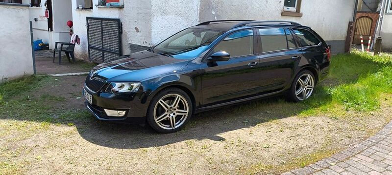 Schwarz Gebraucht 2014 Skoda Octavia Ambition Kombi | 8.600 € (Fairer Preis) - Bild 1/4