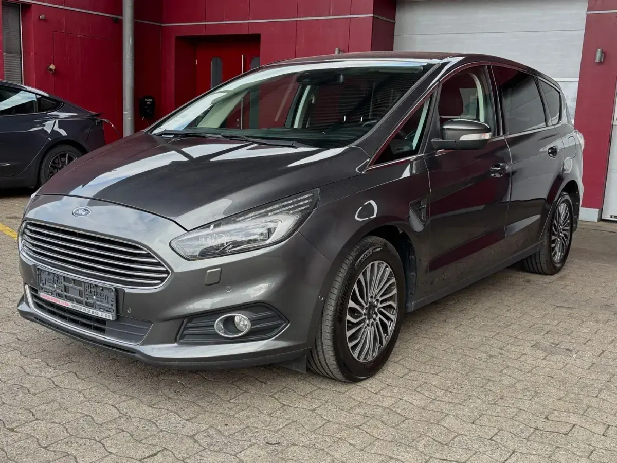 Gebraucht Ford S-MAX Titanium 190 PS (139 kW) 2018 Grau Van / Kleinbus