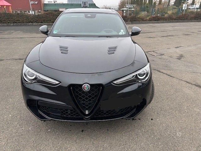 Schwarz Gebraucht 2020 Alfa Romeo Stelvio Quadrifoglio SUV | 51.900 € (Etwas zu teuer) - Bild 1/4
