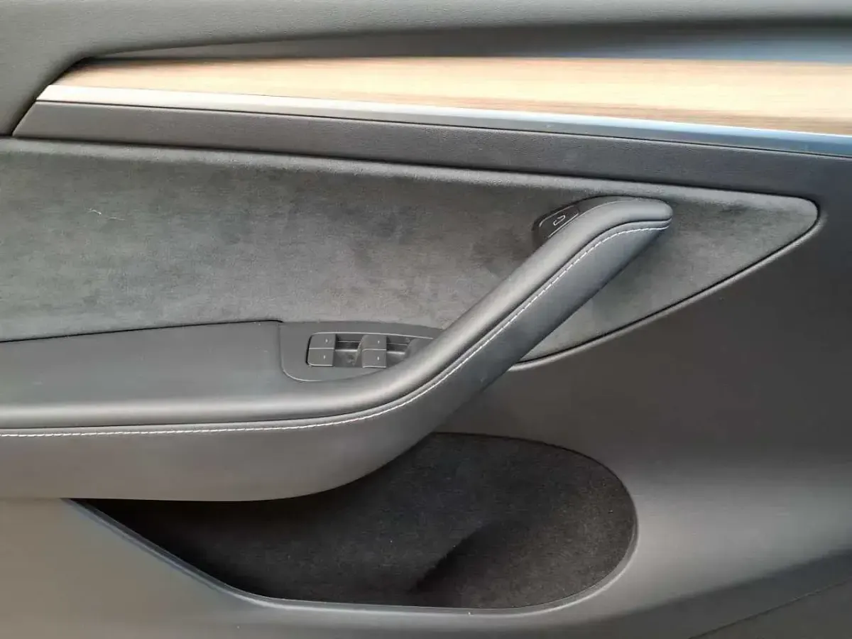Second-hand Tesla Model Y 378 kW (514 CP) 2021 Alb SUV