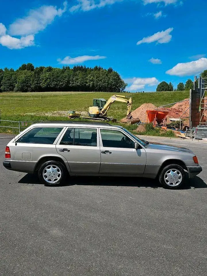 Używany Mercedes E230 132 KM (97 kW) 1992 Kombi