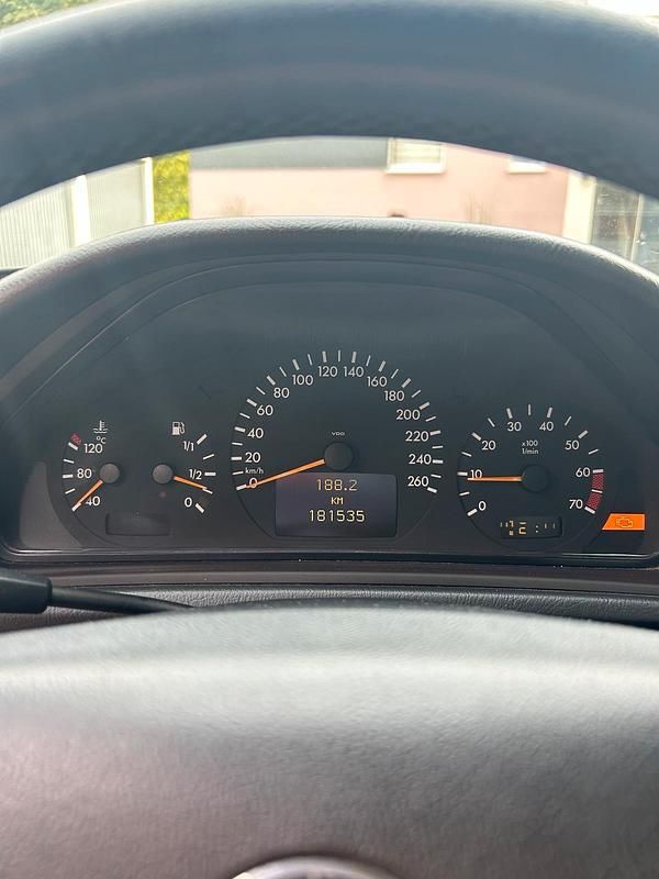 Silber Gebraucht 2002 Mercedes CLK230 Coupé | 900 € - Bild 1/4