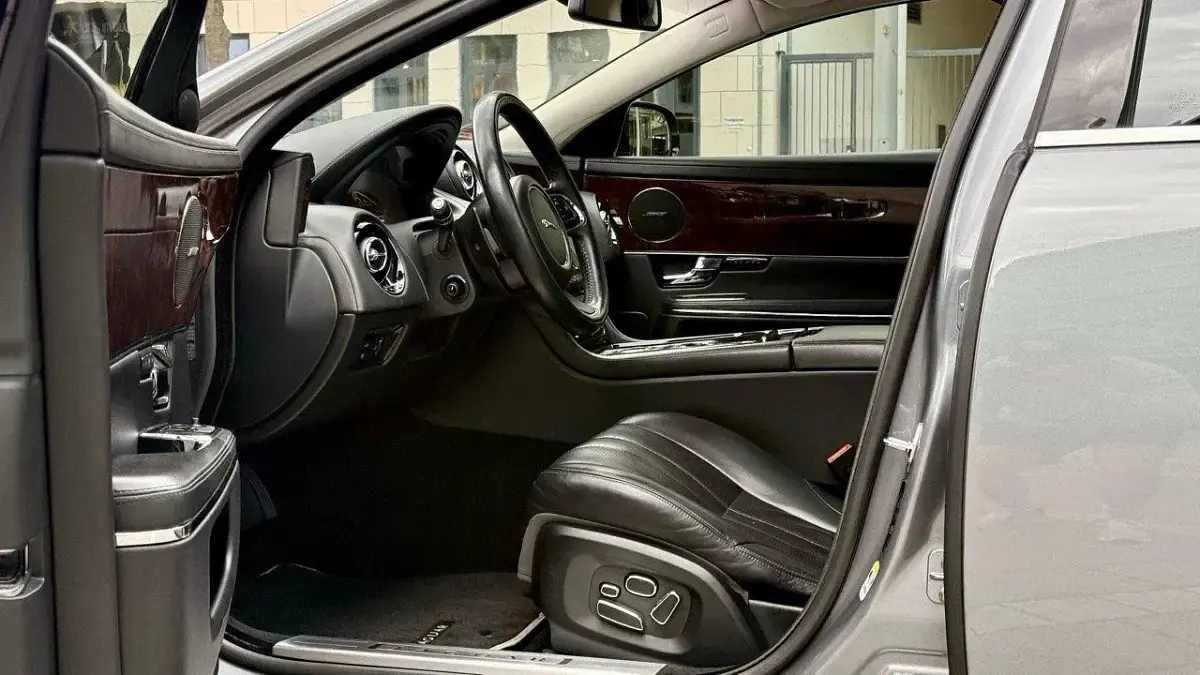 Gebraucht Jaguar XJ Luxury 275 PS (202 kW) 2012 Silber Limousine