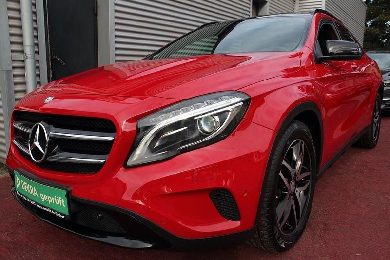 Rot Gebraucht 2016 Mercedes GLA200 Urban SUV | 17.479 € (Fairer Preis) - Bild 1/4