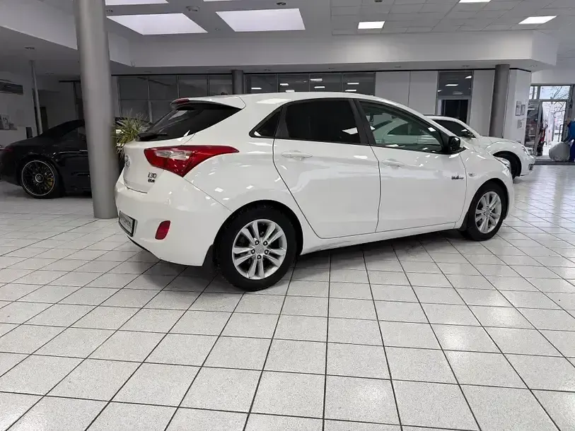 Gebraucht Hyundai i30 100 PS (73 kW) 2015 Weiß Limousine