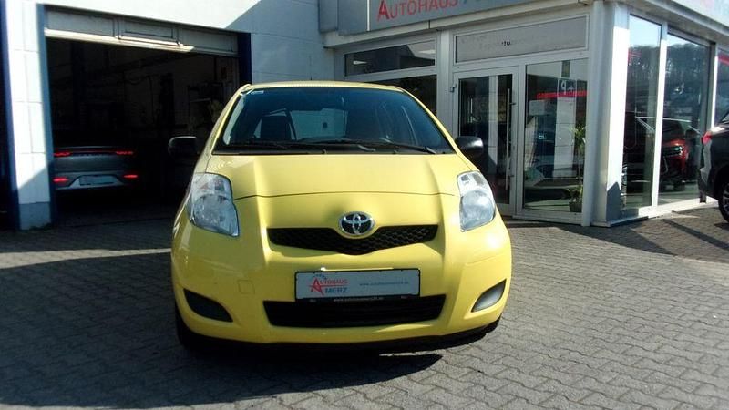 Gebraucht Toyota Yaris Basis 69 PS (50 kW) 2009 Gelb Kleinwagen