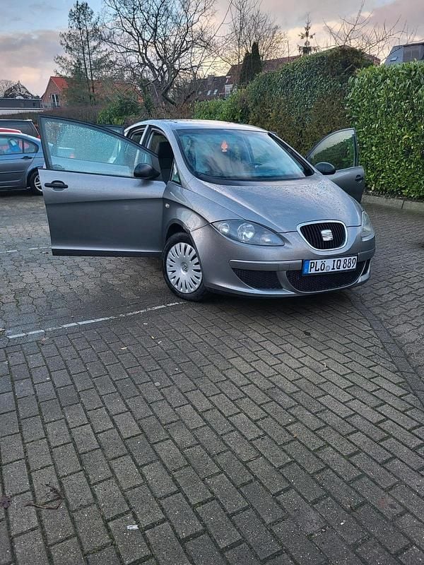 Grau Gebraucht 2005 Seat Altea Van / Kleinbus | 2.000 € (Guter Preis) - Bild 1/4