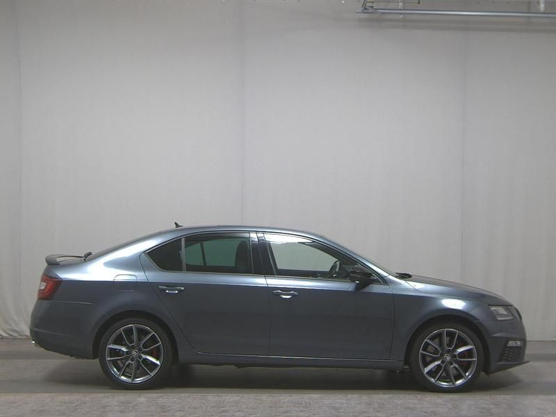 Grau Gebraucht 2019 Skoda Octavia RS Limousine | 17.980 € (Fairer Preis) - Bild 1/4