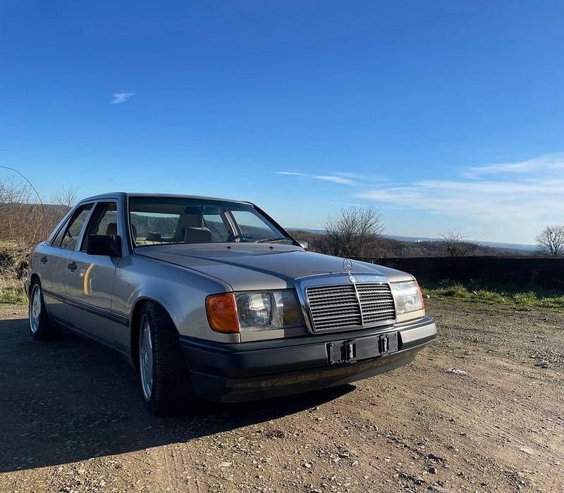 Gebraucht Mercedes E230 131 PS (96 kW) 1988 Gold Limousine