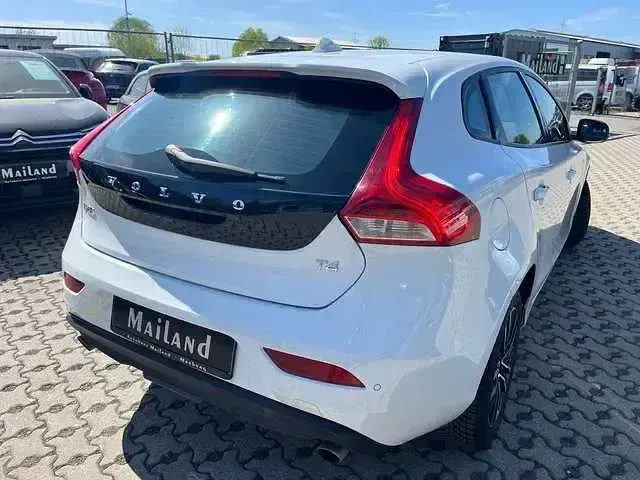 Gebraucht Volvo V40 Momentum 190 PS (139 kW) 2018 Ice white, solid / solid Kombi