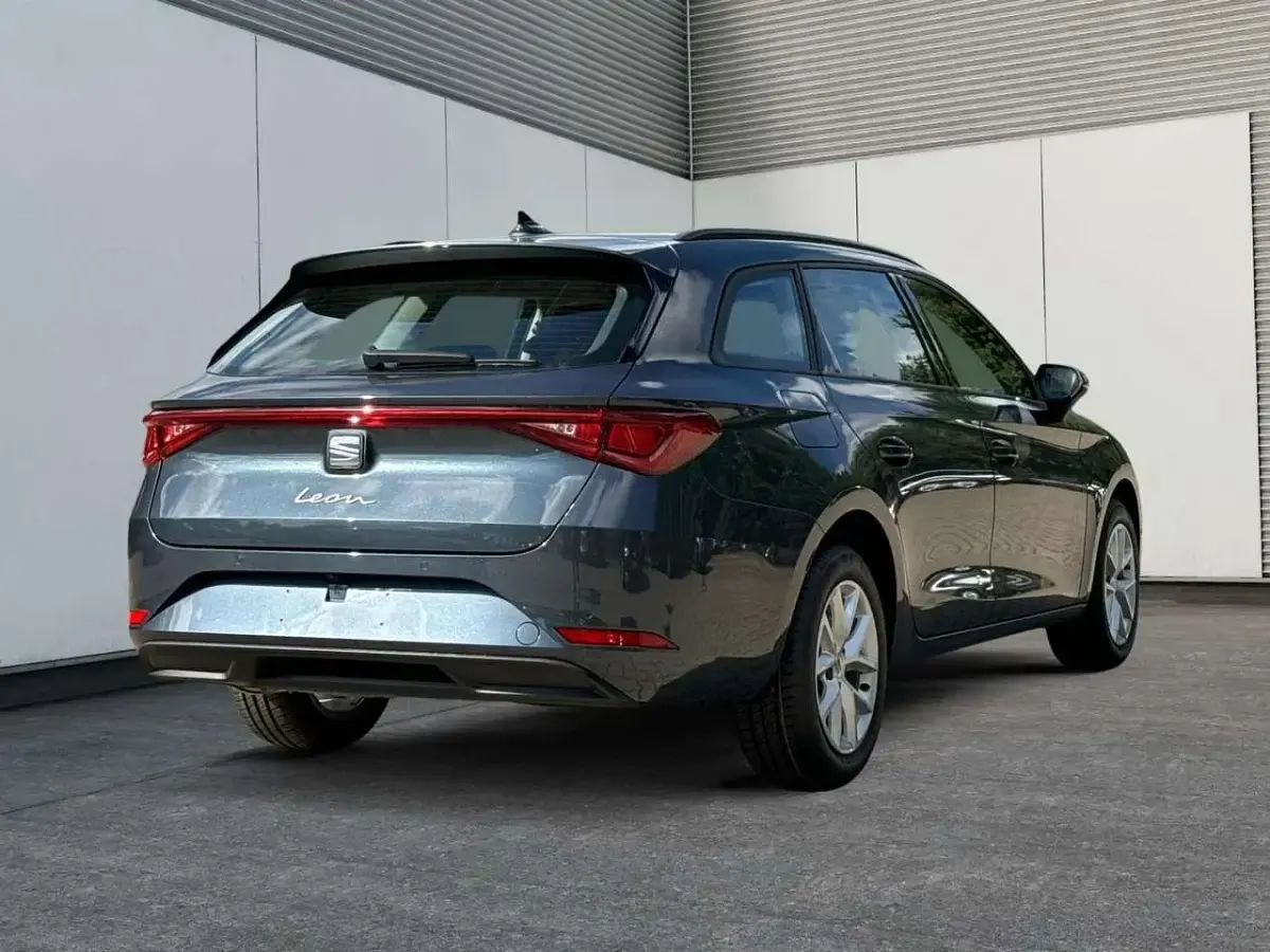 Neu Seat Leon Style 150 PS (110 kW) 2025 Fiord blau Kombi