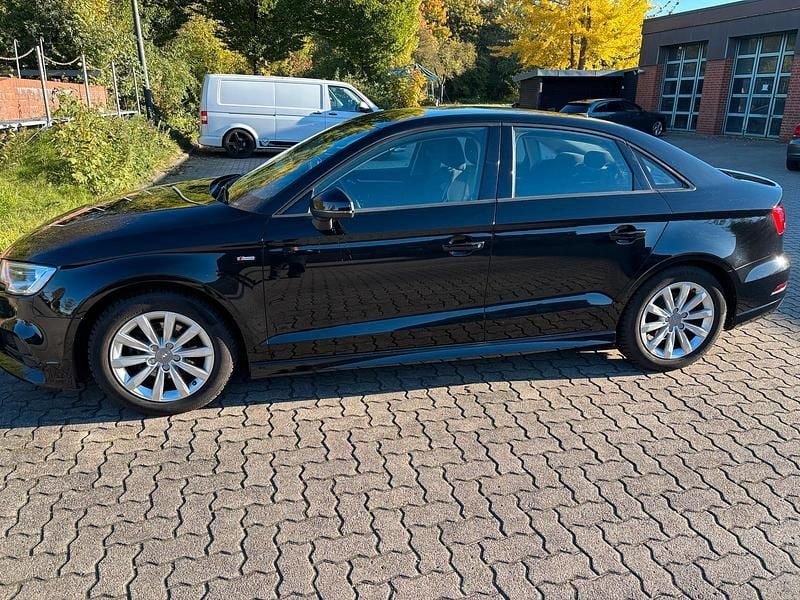 Schwarz Gebraucht 2017 Audi A3 S-Line Limousine | 12.900 € (Superpreis) - Bild 1/4