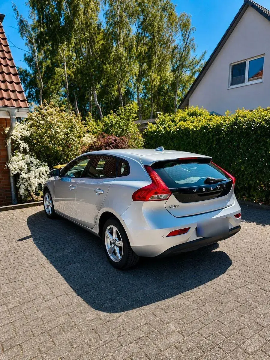 Gebraucht Volvo V40 120 PS (88 kW) 2016 Silber Limousine