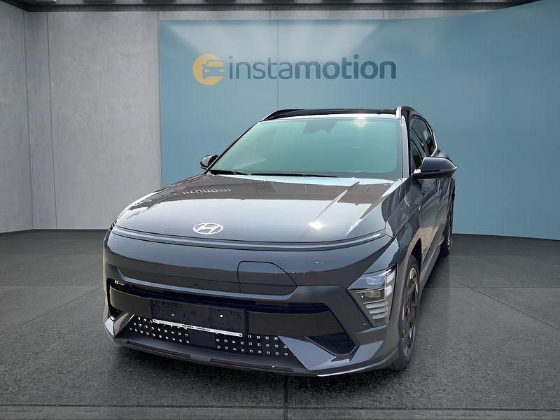 Grau Neu 2024 Hyundai Kona SUV | 43.899 € - Bild 1/4