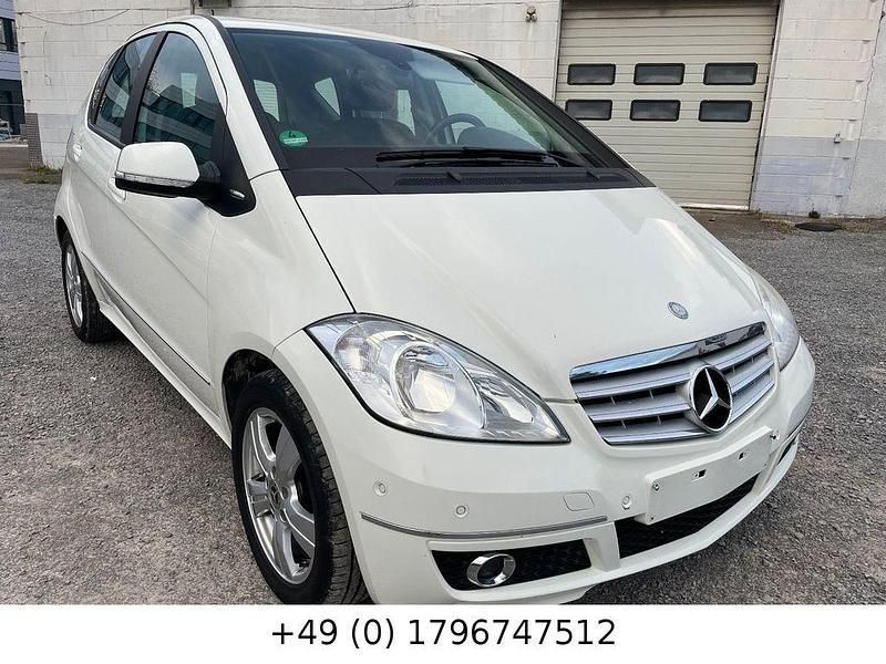 Weiß Gebraucht 2010 Mercedes A180 Avantgarde Limousine | 5.800 € (Fairer Preis) - Bild 1/2