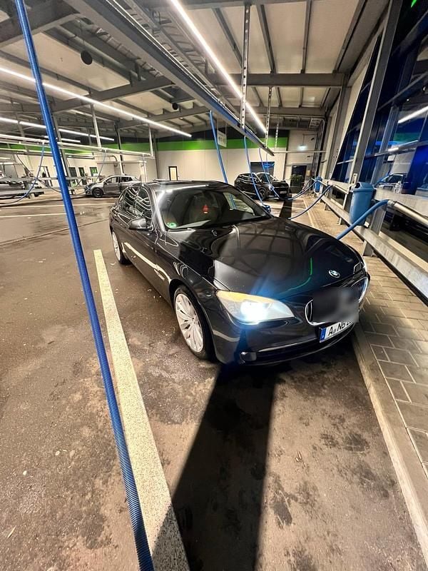 Grau Gebraucht 2011 BMW 740 Limousine | 8.999 € (Superpreis) - Bild 1/4