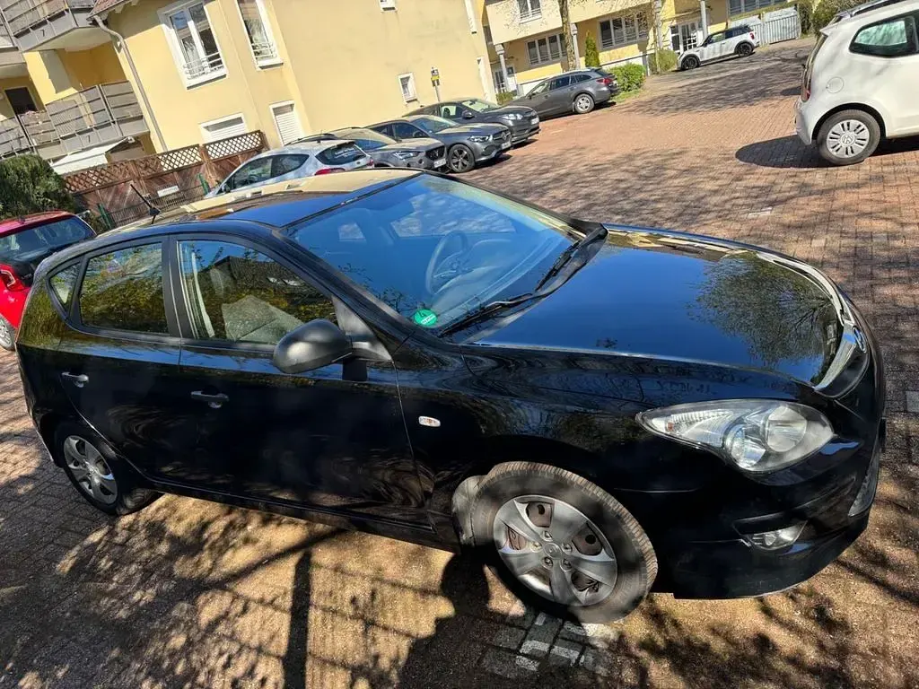 Usado Hyundai i30 Classic 109 CV (80 kW) 2012 Negro Berlina