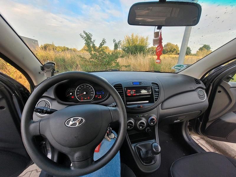 Silber Gebraucht 2013 Hyundai i10 Kleinwagen | 3.800 € - Bild 1/4