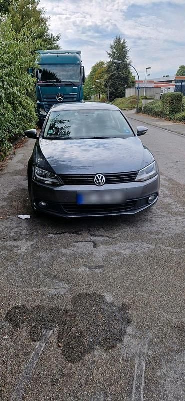 Grau Gebraucht 2025 VW Jetta Limousine | 5.290 € - Bild 1/4