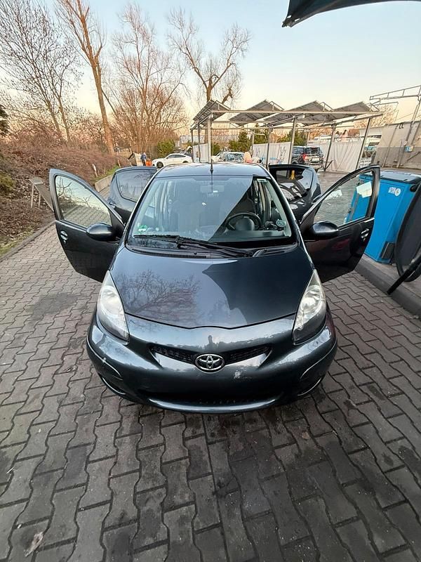 Gebraucht Toyota Aygo 68 PS (50 kW) 2011 Grau Kleinwagen