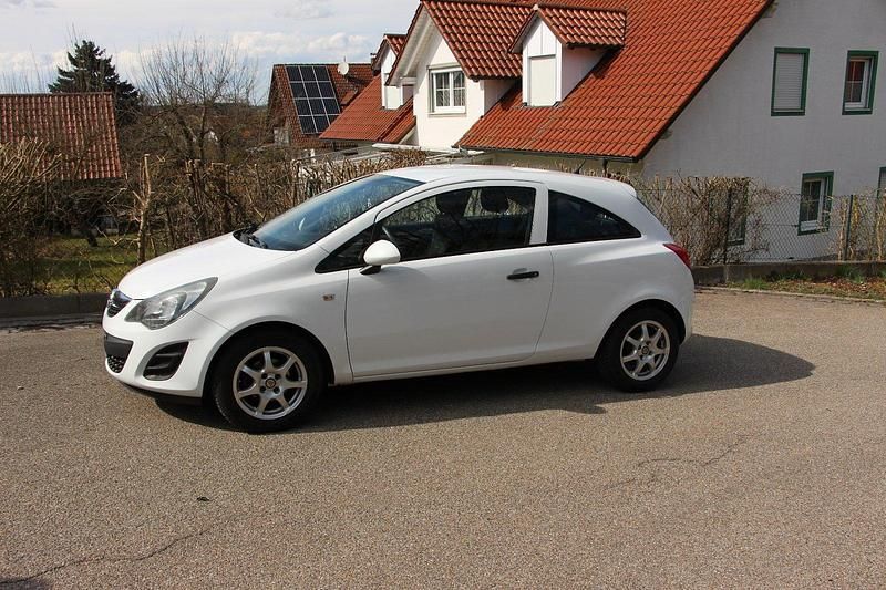 Używany Opel Corsa Edition 69 KM (50 kW) 2014 Biały Hatchback