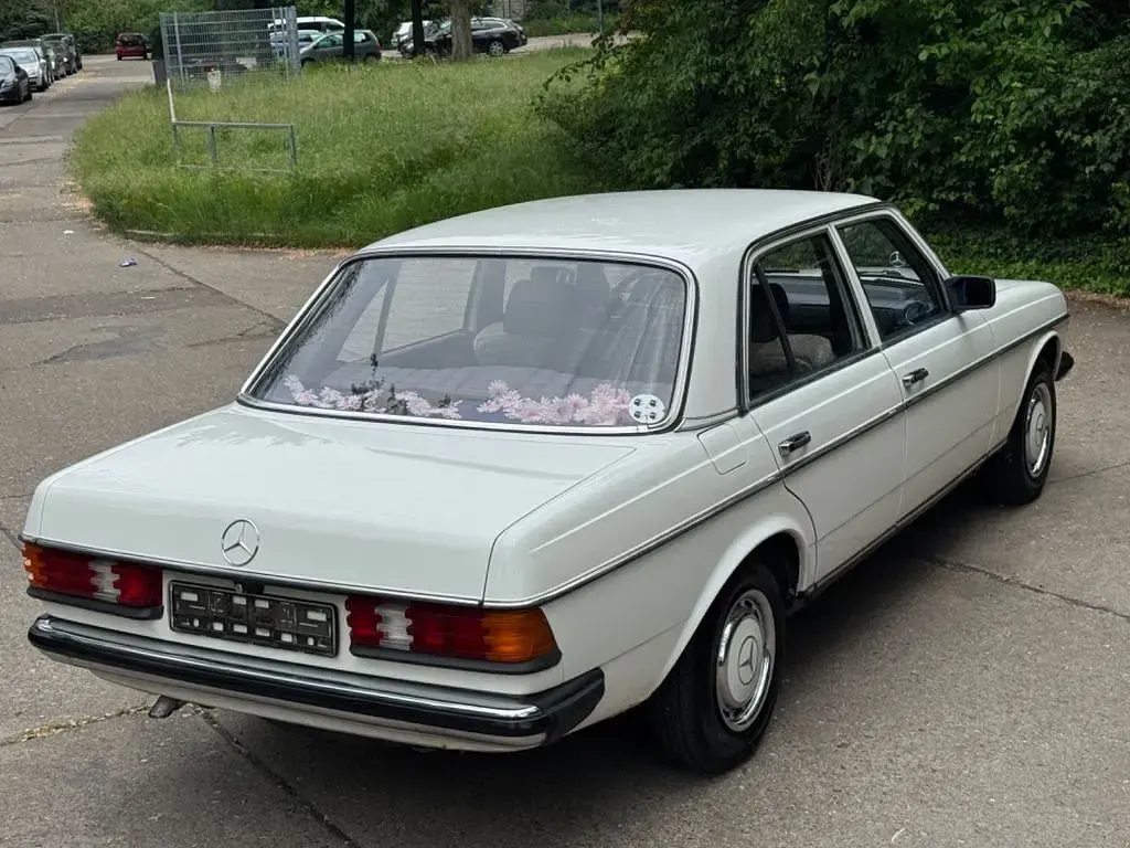 Używany Mercedes E230 136 KM (100 kW) 1982 Biały Sedan/Limuzyna