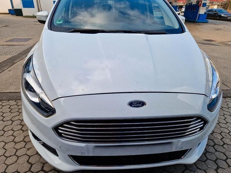 Gebraucht Ford S-MAX Titanium 179 PS (131 kW) 2016 Weiß Van / Kleinbus